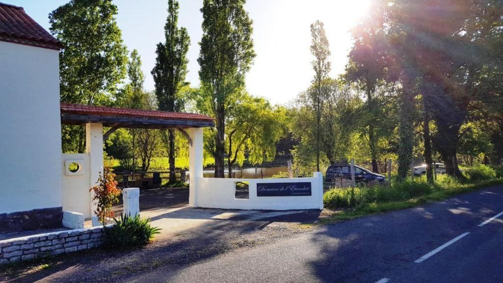 Domaine De L'Etanchet Hotel Saint-Hilaire-le-Vouhis Exterior photo